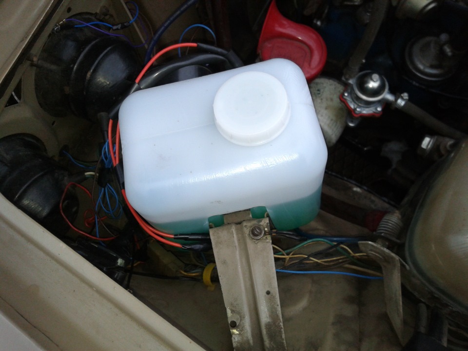 Бачок омывателя лобового стекла Бачок омывателя лобового стекла